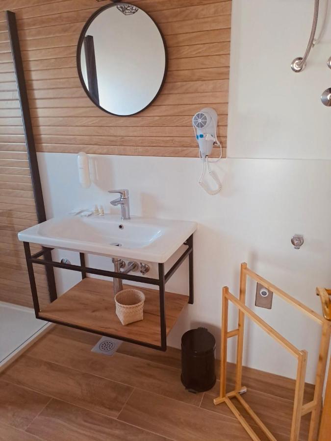 Guests House Dali Hotel โรวีน ภายนอก รูปภาพ